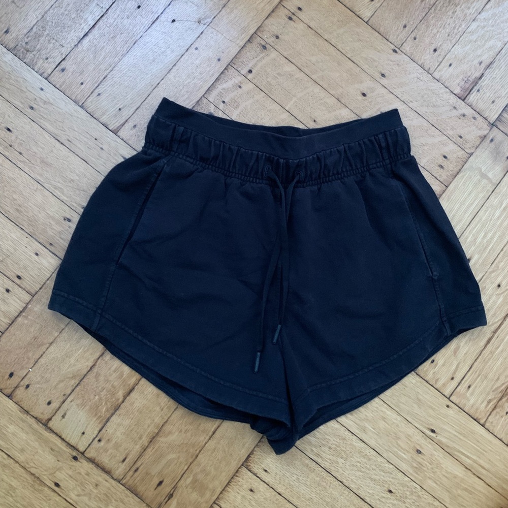 Lululemon Inner Glow High-Rise Short 3", size 4